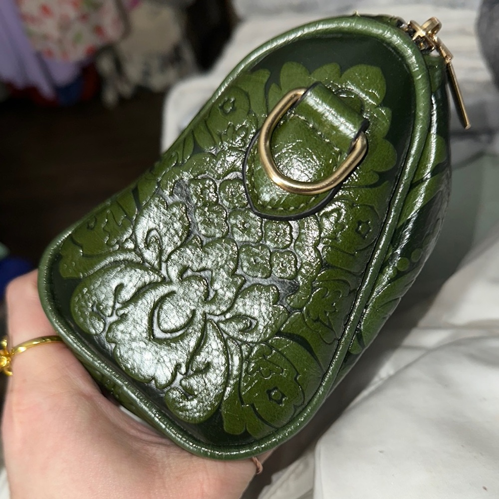 Vintage-Inspired Green Cosmetic Bag with Embossed Design new with 2 guitar strap - Picture 5 of 14